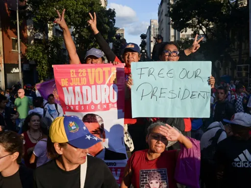 'Libertem o nosso presidente', exigem apoiantes de Maduro em manifestação em Caracas