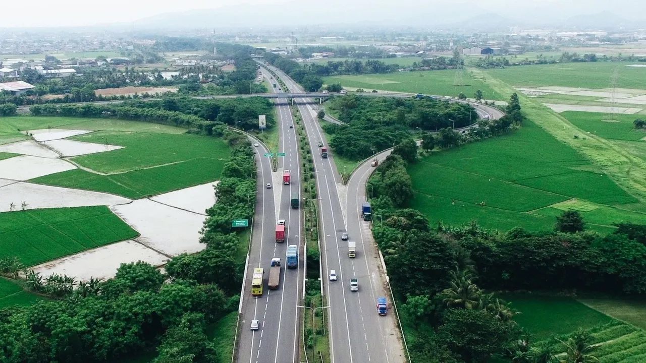 Lonjakan arus kendaraan padati tol Tangerang–Merak menjelang pergantian tahun 2026