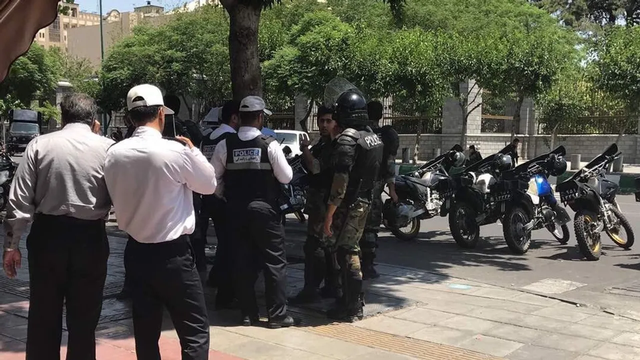 رسانه‌های ایران: ۲۵۰ پلیس و ۴۵ بسیجی در اعتراضات اخیر زخمی شدند