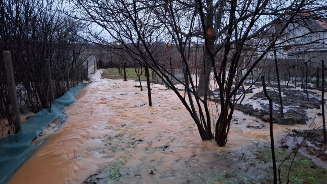 Поплавени земјоделски површини и куќи, исклучително висок водостојот на Вардар во горното тек