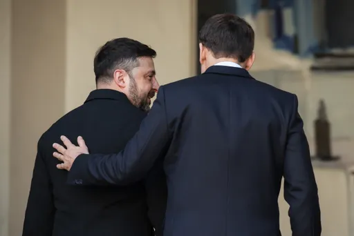 Зеленски пристигна во Париз на разговори со Макрон