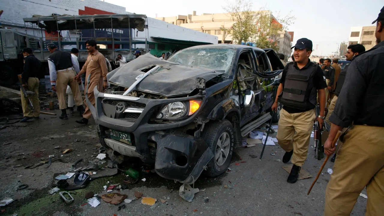 Paqıstanda bulğan şartlawlarda 2 keşe ülde, 25e yaralandı