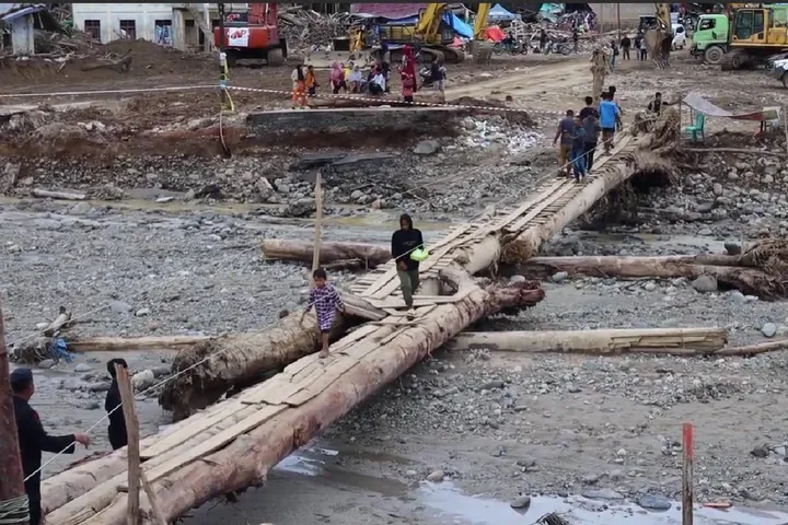 Flash floods in Indonesia's east leave at least 16 dead