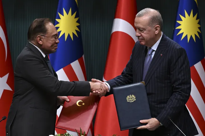 تركيا وماليزيا توقعان اتفاقيات استراتيجية في مجالات التعليم والاستثمار والدفاع