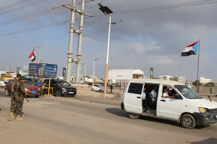 عقب حل المجلس الانتقالي الجنوبي.. وفد أمني وعسكري سعودي يصل إلى عدن