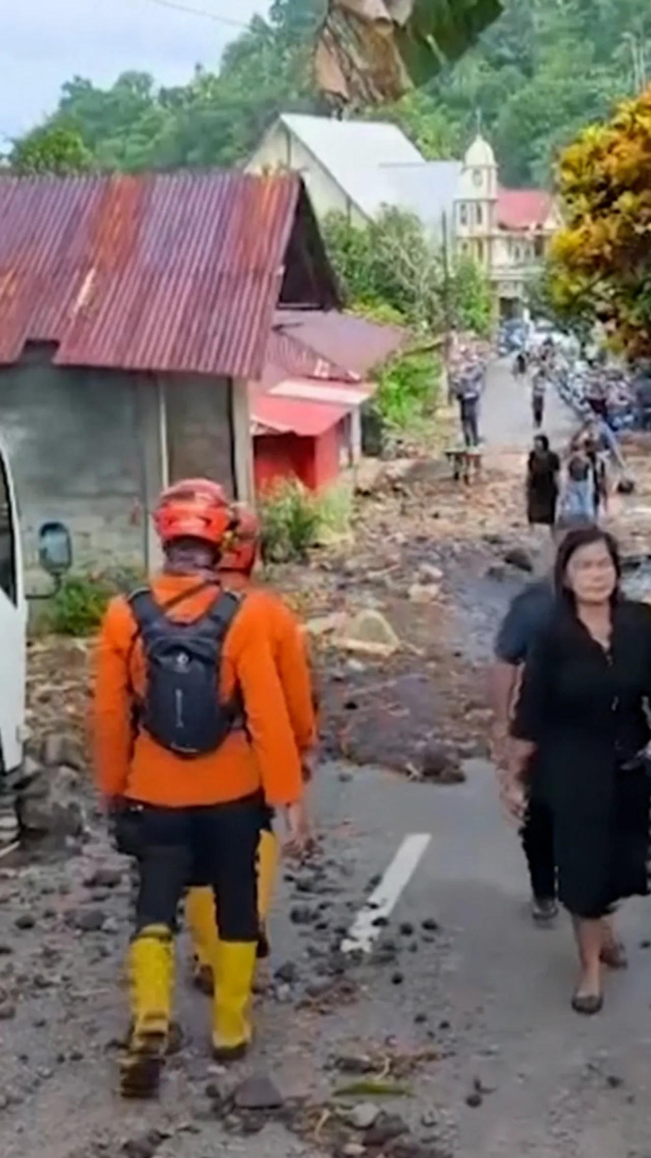 Banjir bandang Sitaro tewaskan 16 orang, tiga warga lainnya masih hilang