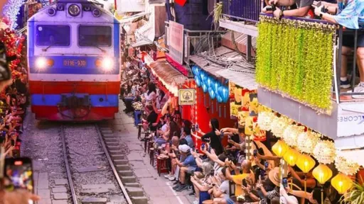 Hanoi cadang henti tren penumpang di ‘jalan kafe rel kereta api’ terkenal
