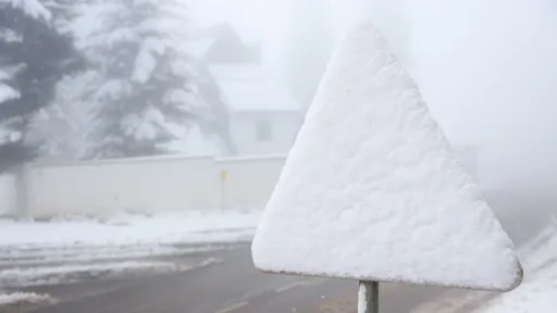 Snow closes roads, traps vehicles in Algeria, blankets wide areas of Tunisia