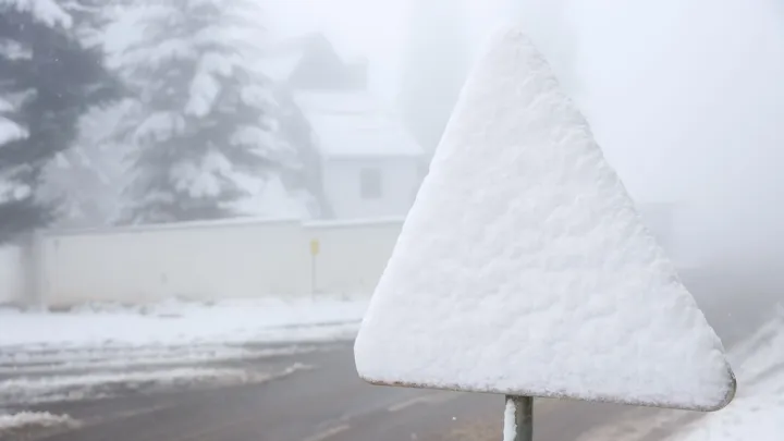 Snow closes roads, traps vehicles in Algeria, blankets wide areas of Tunisia