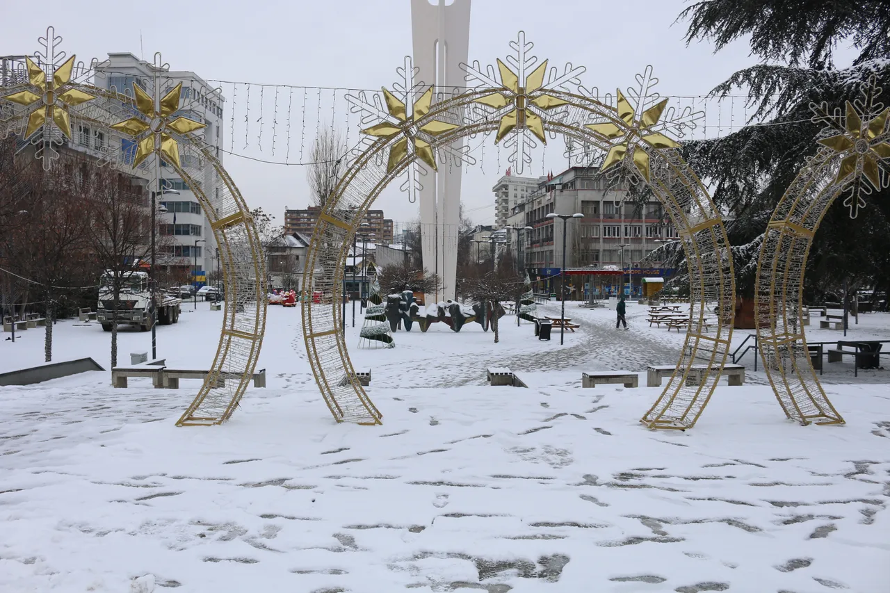 Косово е прекриено со снег, дел од патиштата се заледени