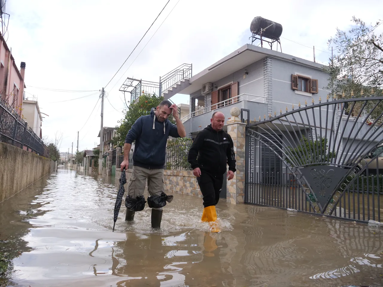 Едно лице загина во невремето во Албанија, поплави во неколку градови