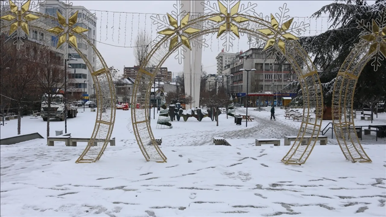 Kosovo: Snijeg u Prištini, zaleđeni putevi