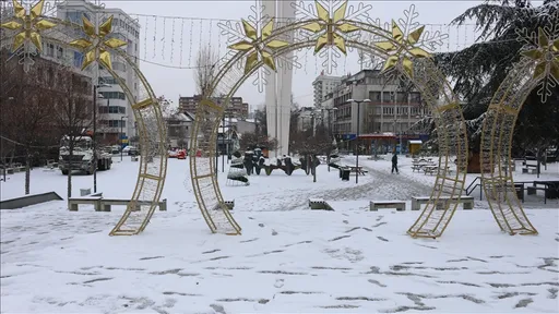 Kosovo: Snijeg u Prištini, zaleđeni putevi