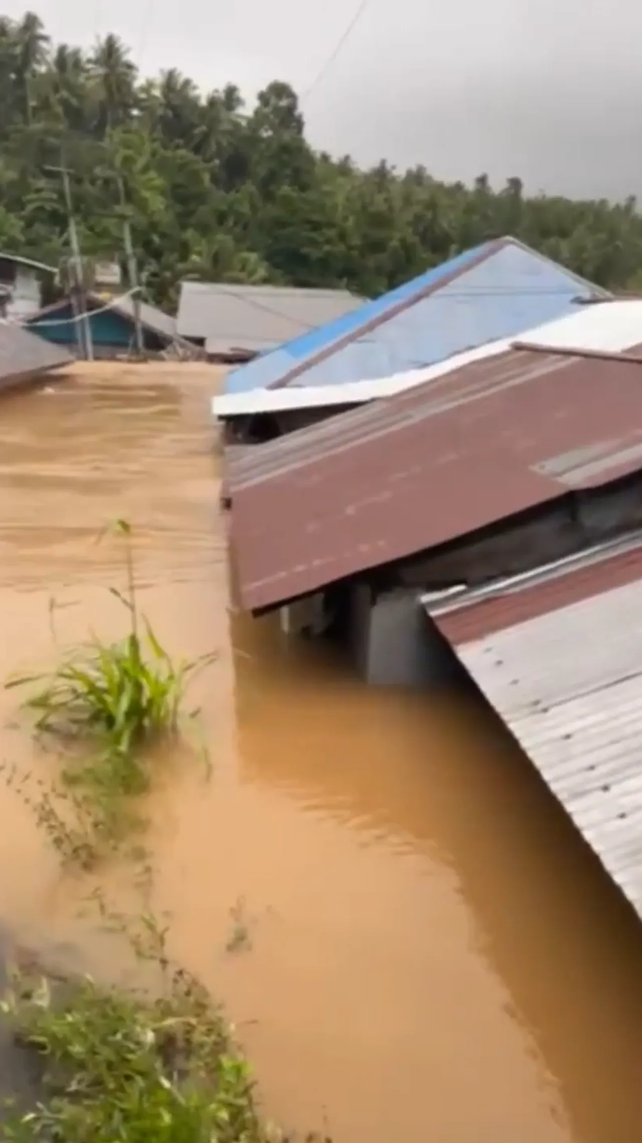 Banjir besar melanda kampung Cina, Halmahera Barat di Maluku Utara