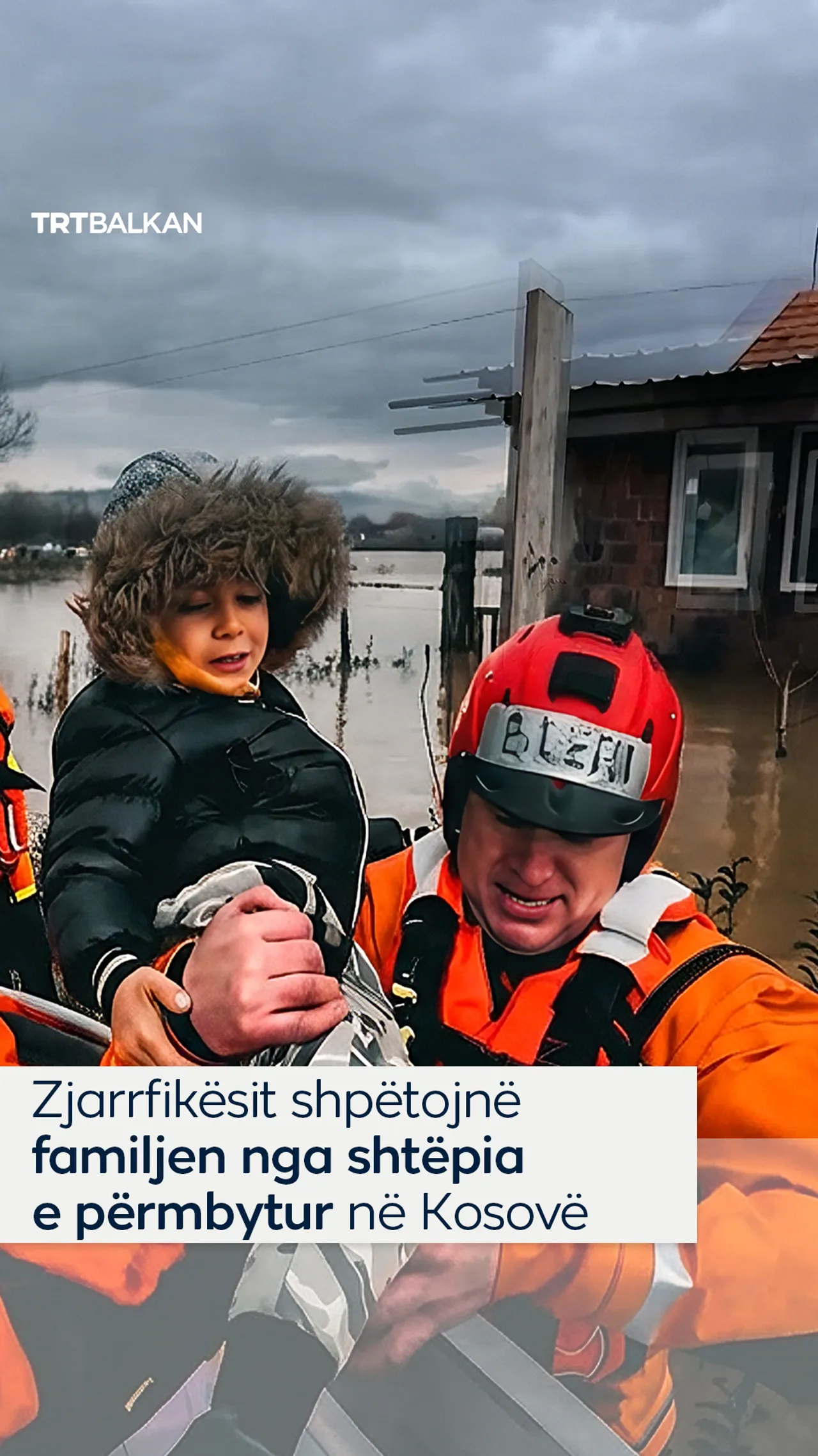 Zjarrfikësit shpëtojnë familjen nga shtëpia e përmbytur në Kosovë