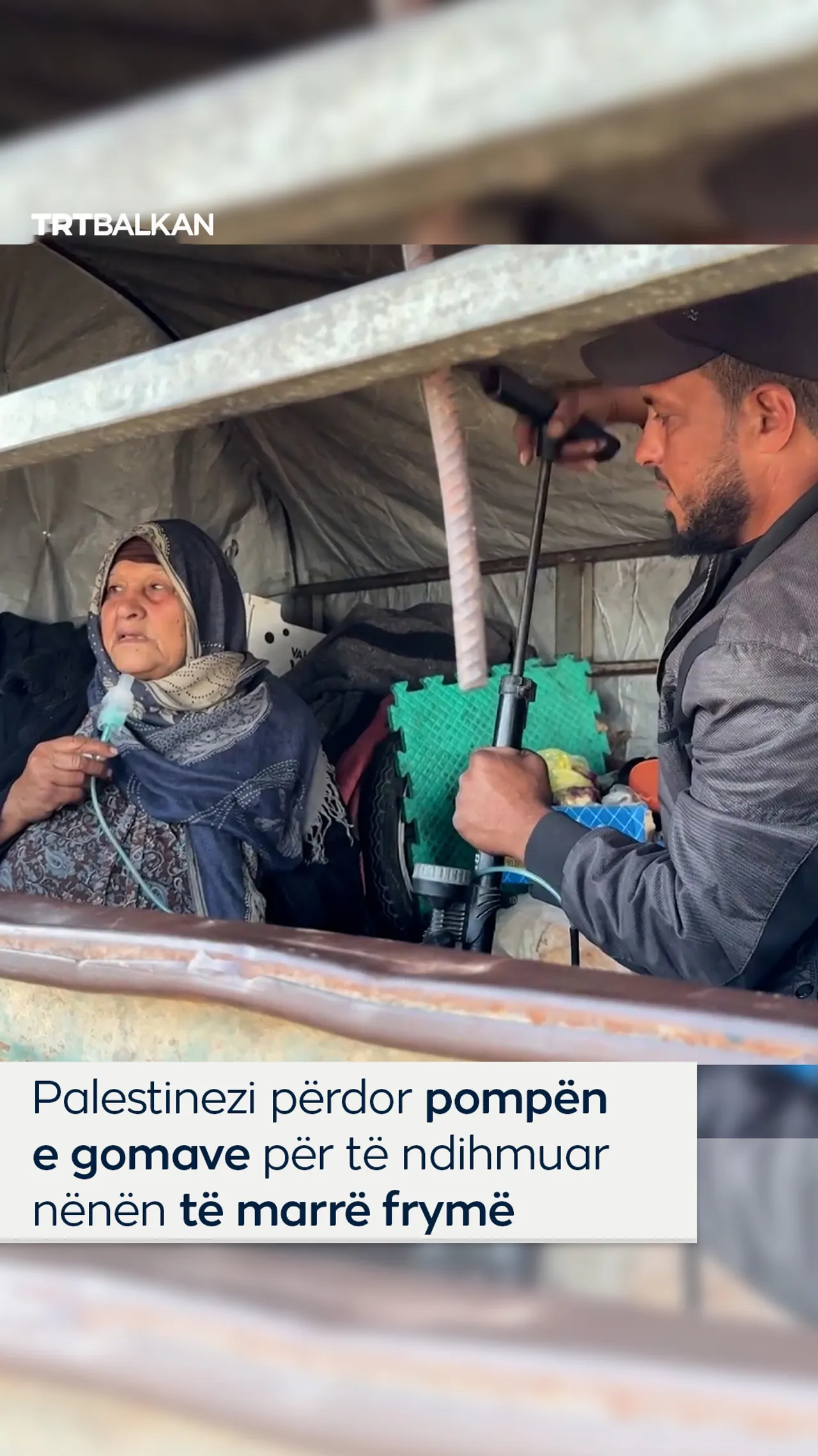 Palestinezi përdor pompën e gomave për të ndihmuar nënën të marrë frymë