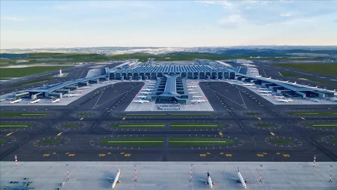 Avioni anulon uljen në aeroportin e Istanbulit për shkak të stuhisë së fortë