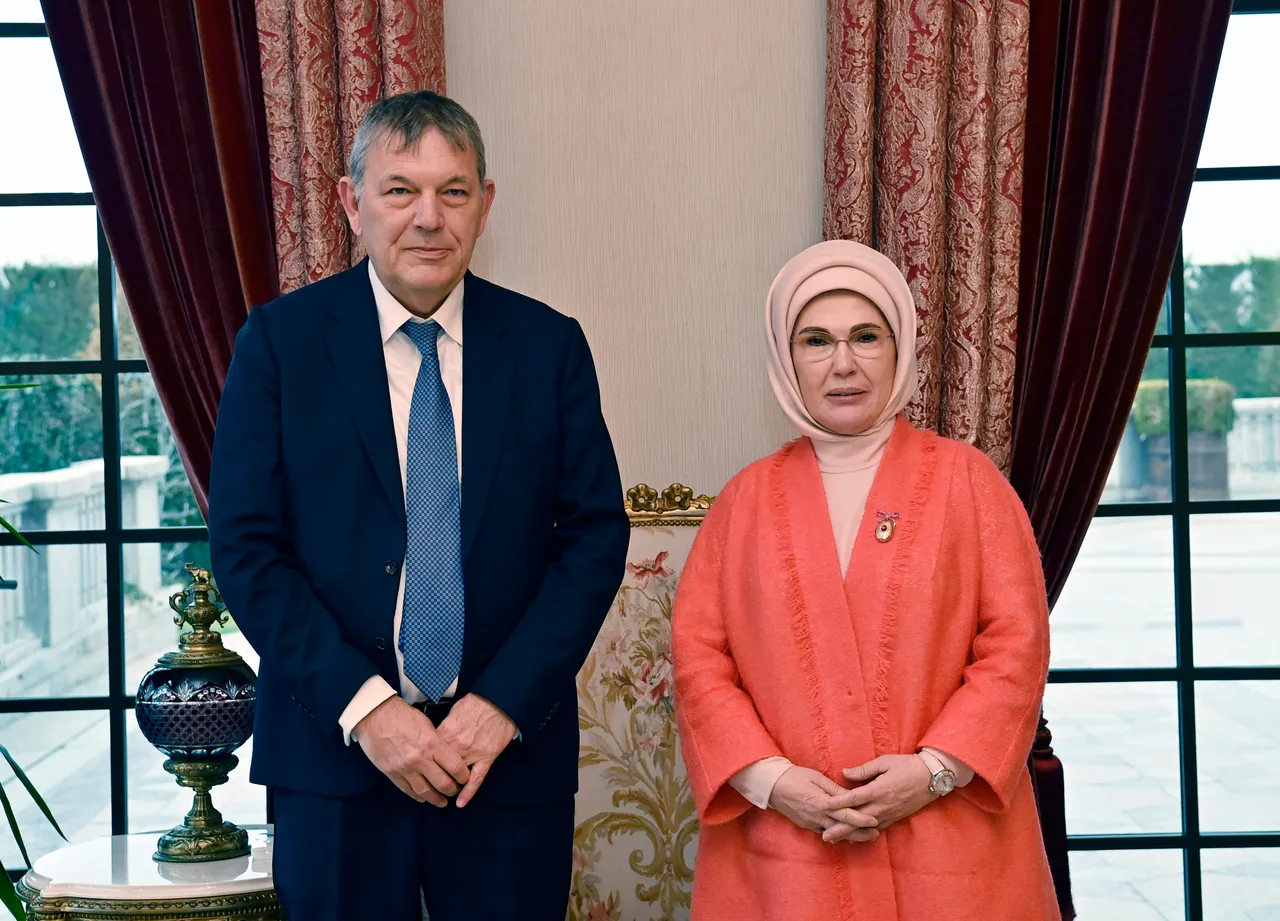 Primera dama de Türkiye se reúne con jefe de la UNRWA, que planea abrir una oficina en Ankara