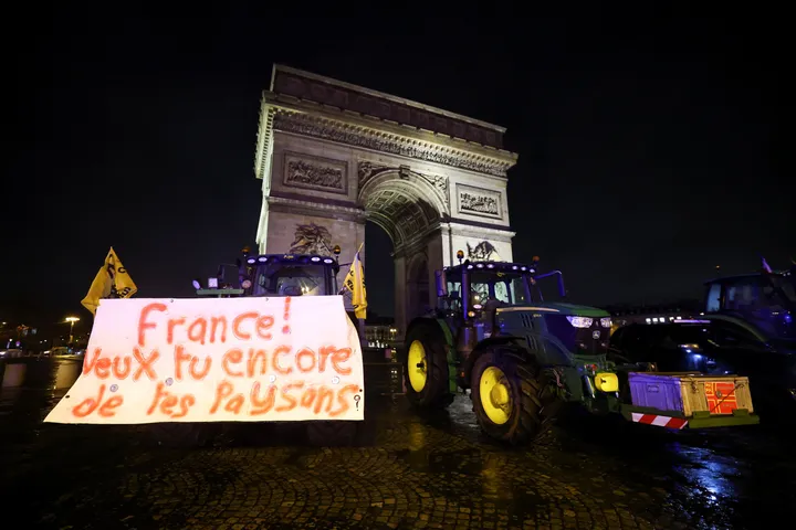Mercosur: des agriculteurs en colère atteignent la Tour Eiffel en tracteurs