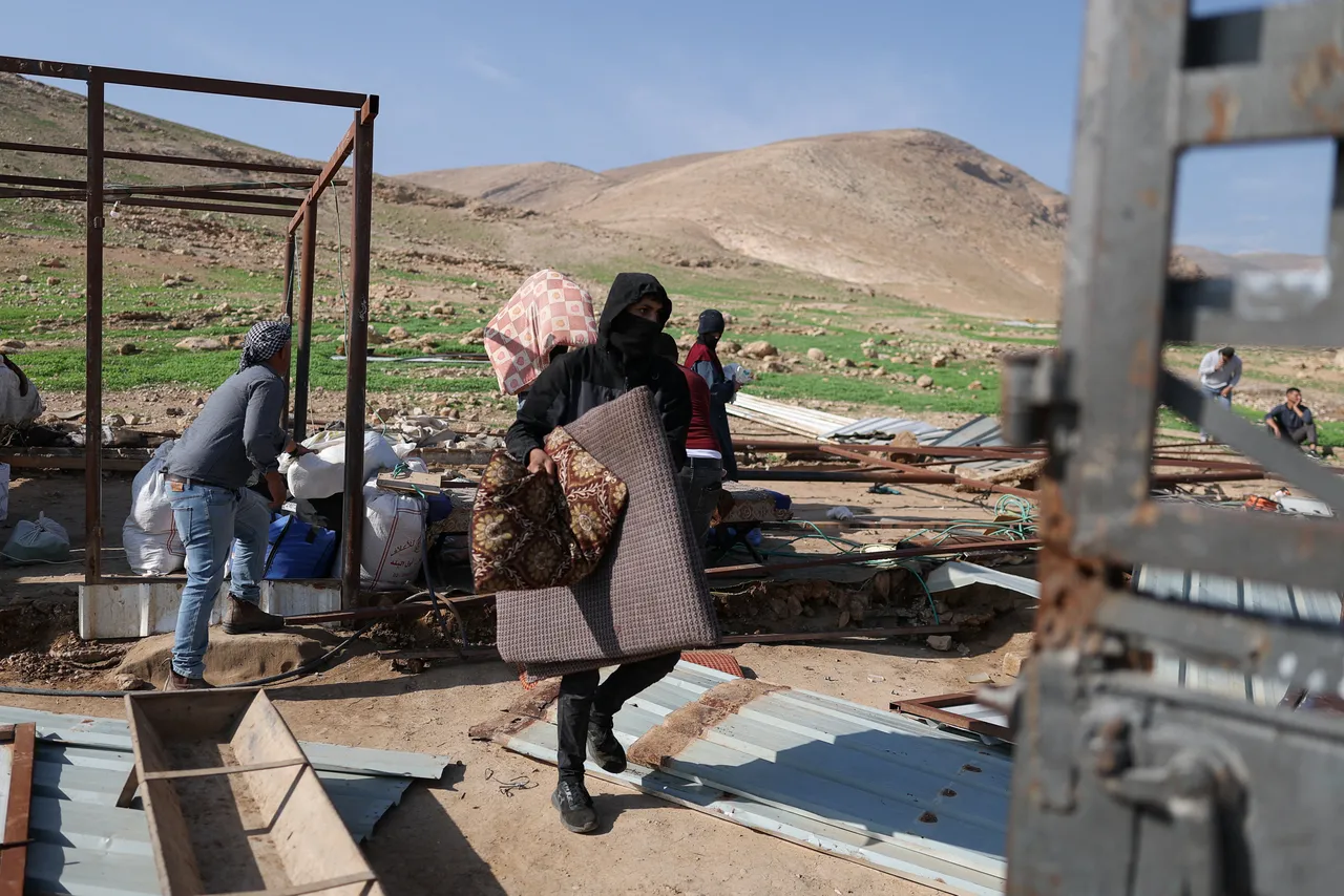 Vingt familles palestiniennes expulsées de force par des colons israéliens en Cisjordanie occupée
