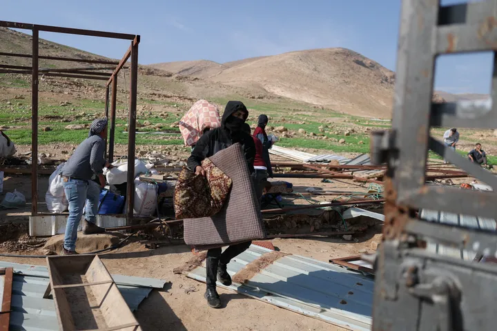 Vingt familles palestiniennes expulsées de force par des colons israéliens en Cisjordanie occupée