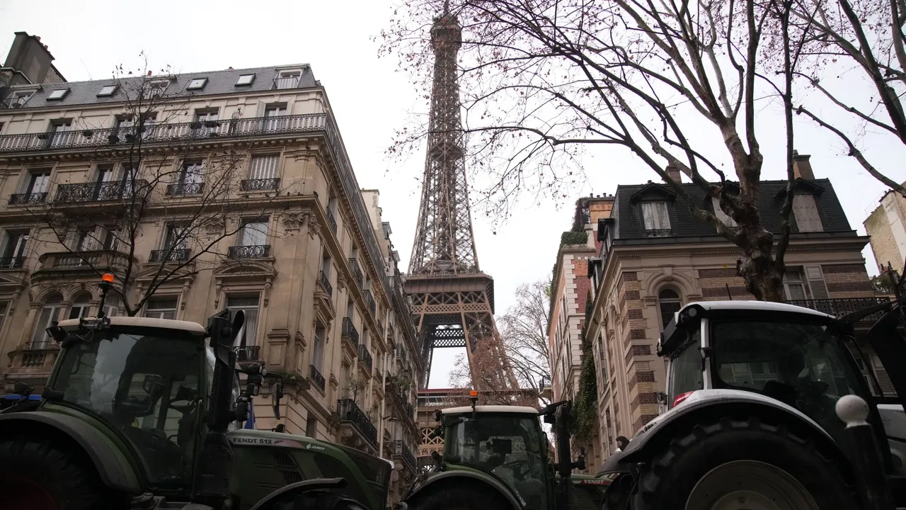 Franśiyädä fermerlar protest yözennän Eyfel manarasına yul tottı