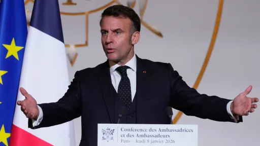 Les Etats-Unis “s’affranchissent des règles internationales”, lance Macron devant les ambassadeurs