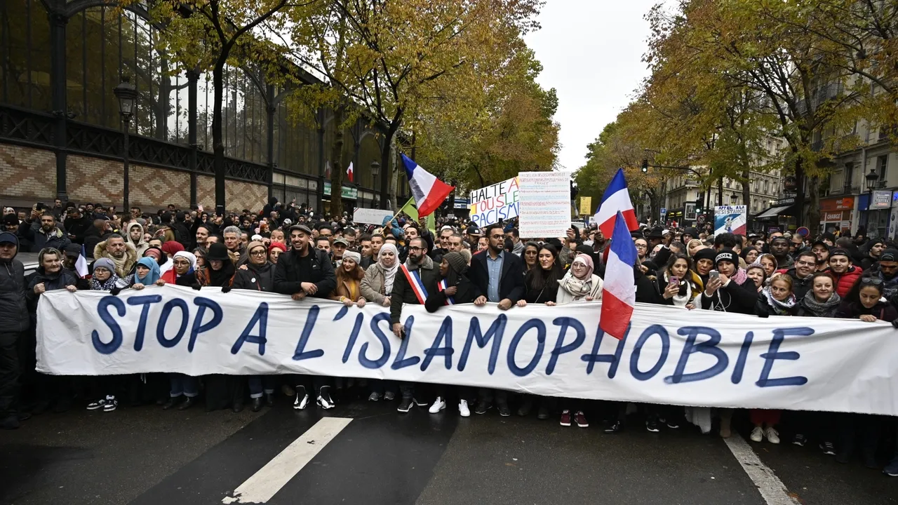 Islamophobie: une lycéenne exclue pour le port d’un bonnet de chimio à Annonay
