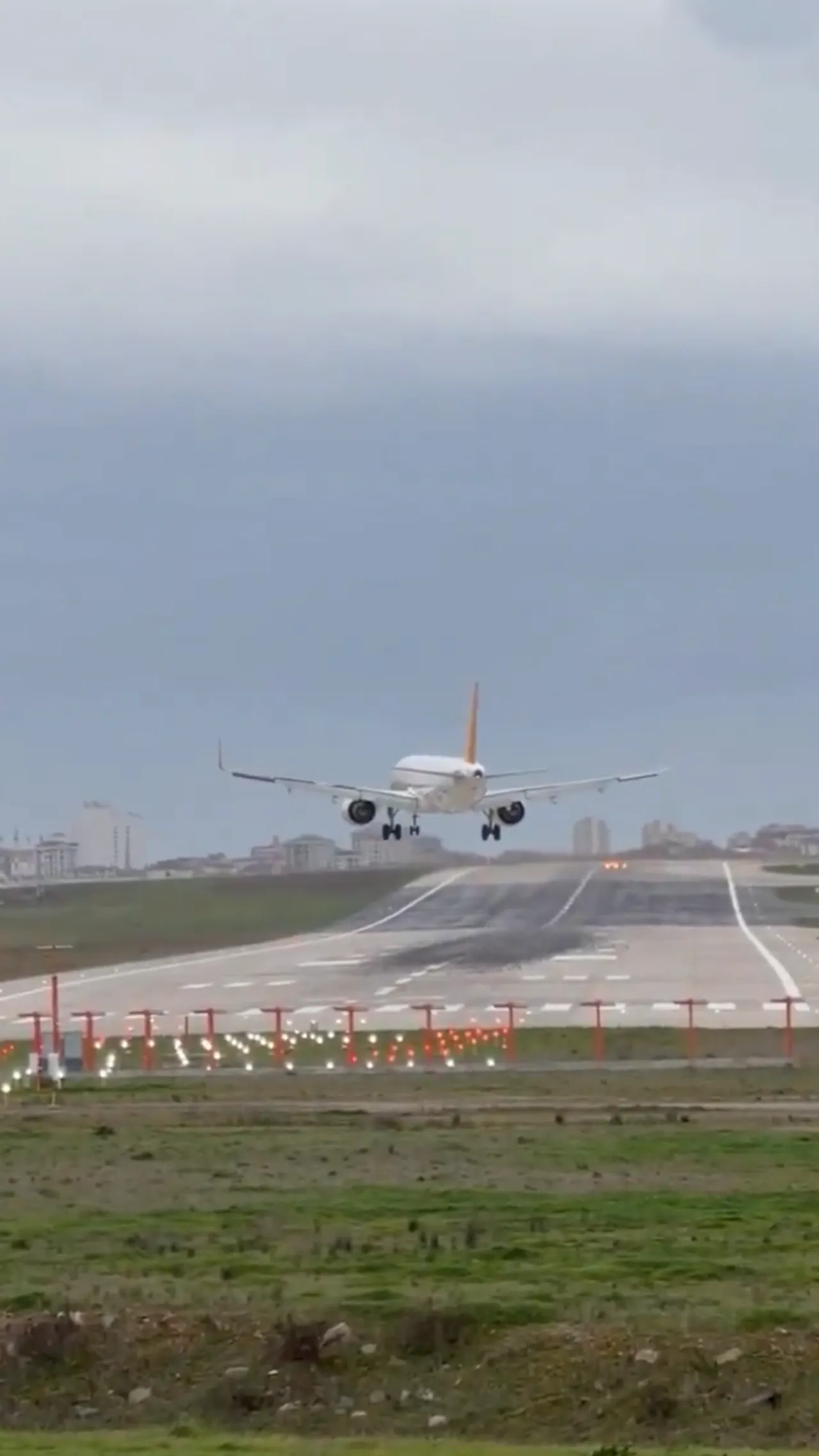 Pesawat batal mendarat karena badai angin kencang melanda Istanbul