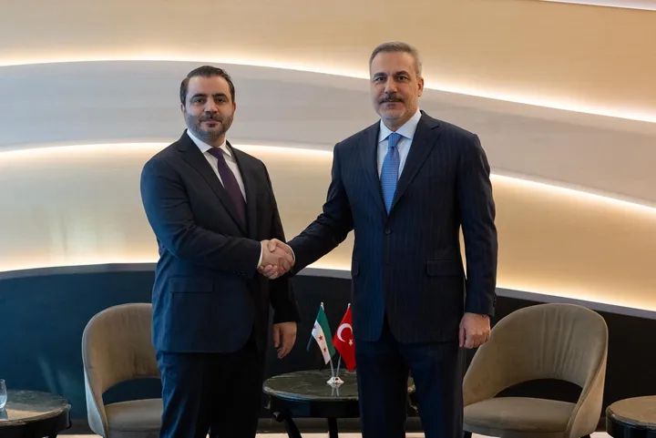 Les ministres des Affaires étrangères turc et syrien discutent des affrontements à Alep