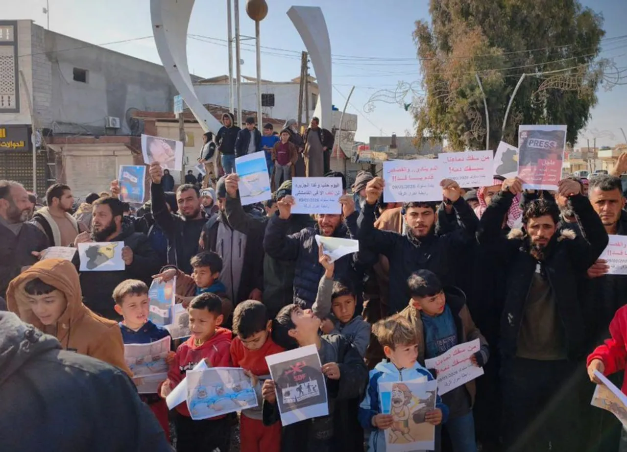 عناصر تنظيم YPG الإرهابي يطلقون الرصاص على متظاهرين في ريف دير الزور