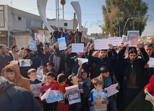 عناصر تنظيم YPG الإرهابي يطلقون الرصاص على متظاهرين في ريف دير الزور