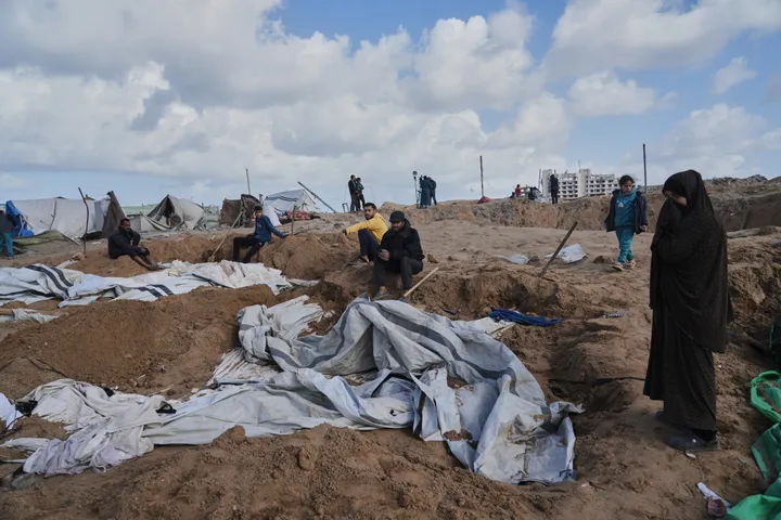 منخفض جوي يفاقم معاناة نازحي غزة.. و14 شهيداً خلال 24 ساعة