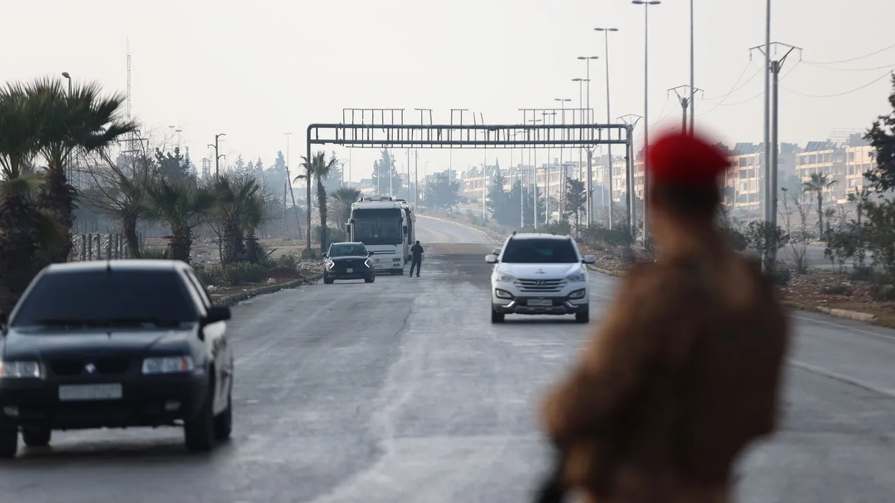 القوات السورية تنقل عناصر YPG الإرهابي من حلب إلى شمال شرق البلاد.. وترحيب أمريكي بالهدنة المؤقتة