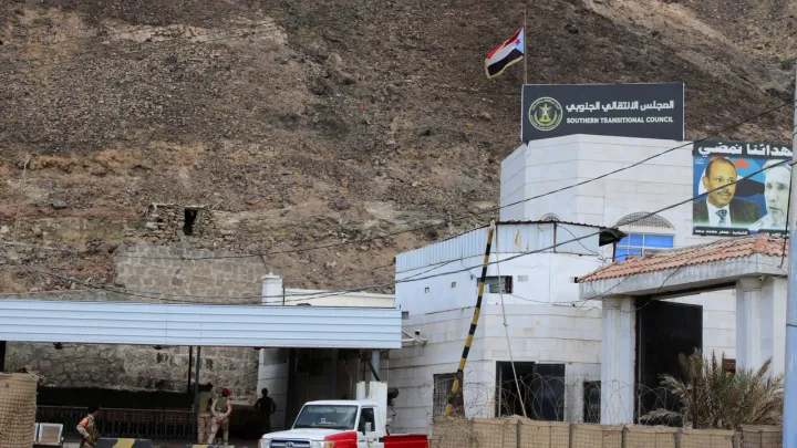 حلّ المجلس الانتقالي الجنوبي في اليمن تمهيداً لحوار شامل برعاية سعودية.. وعدن ترفع حظر التجوال