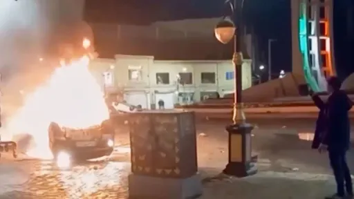 طهران تحمّل واشنطن مسؤولية تحويل الاحتجاجات إلى "أعمال عنف".. وترمب يهدد بالتدخل