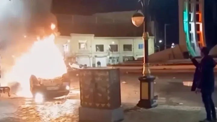 طهران تحمّل واشنطن مسؤولية تحويل الاحتجاجات إلى "أعمال عنف".. وترمب يهدد بالتدخل