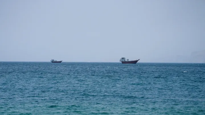 AQSh harbiylari Ummon ko‘rfazida yuk kemasiga zarba berdi