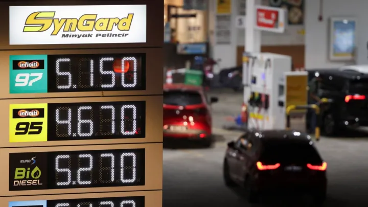 النفط يتراجع والذهب يرتفع وسط ترقب بيانات التضخم الأمريكية وتوترات المنطقة