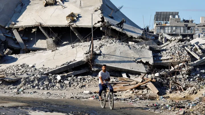 هآرتس: جنود إسرائيليون أقروا بقصف مبانٍ مأهولة بالمدنيين في غزة قبل إخلائها