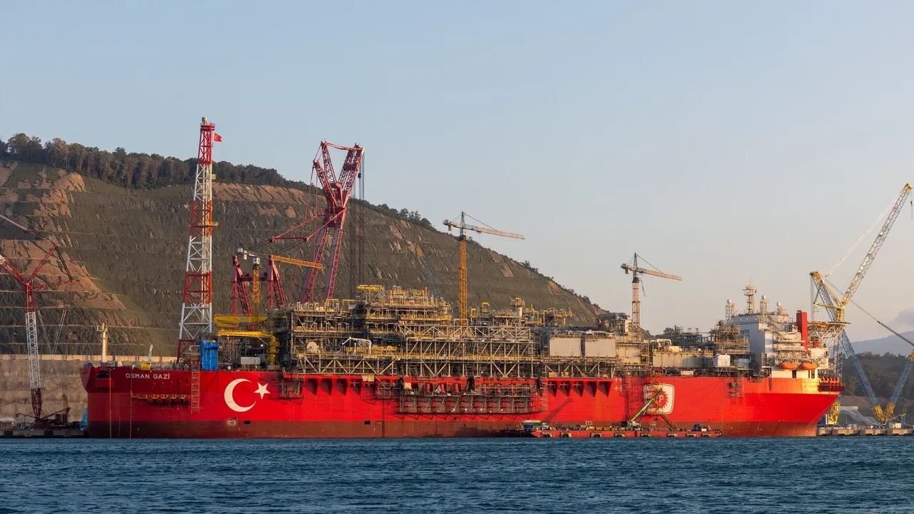 トルコ初の浮体式生産プラットフォーム、「青い祖国」へ出航