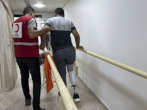 کمک هلال احمر ترکیه به بازیابی توان حرکتی مجروحان فلسطینی در غزه