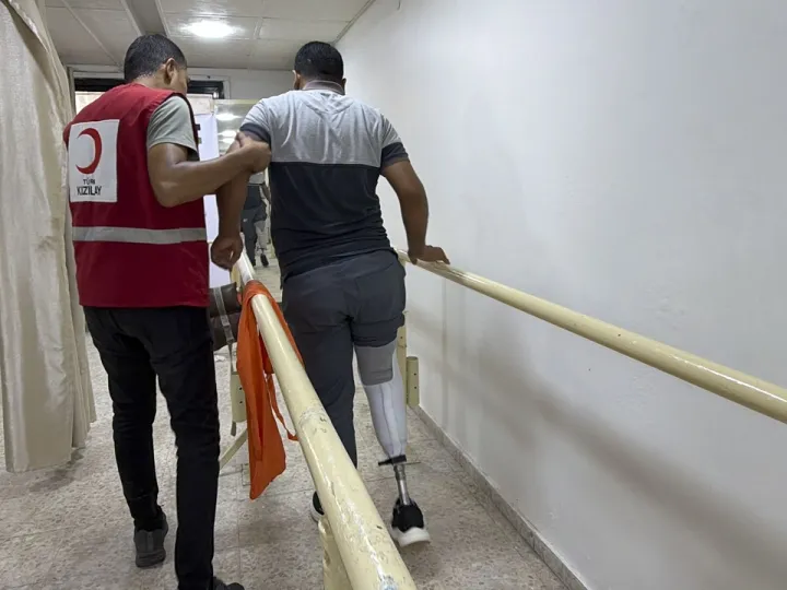 کمک هلال احمر ترکیه به بازیابی توان حرکتی مجروحان فلسطینی در غزه