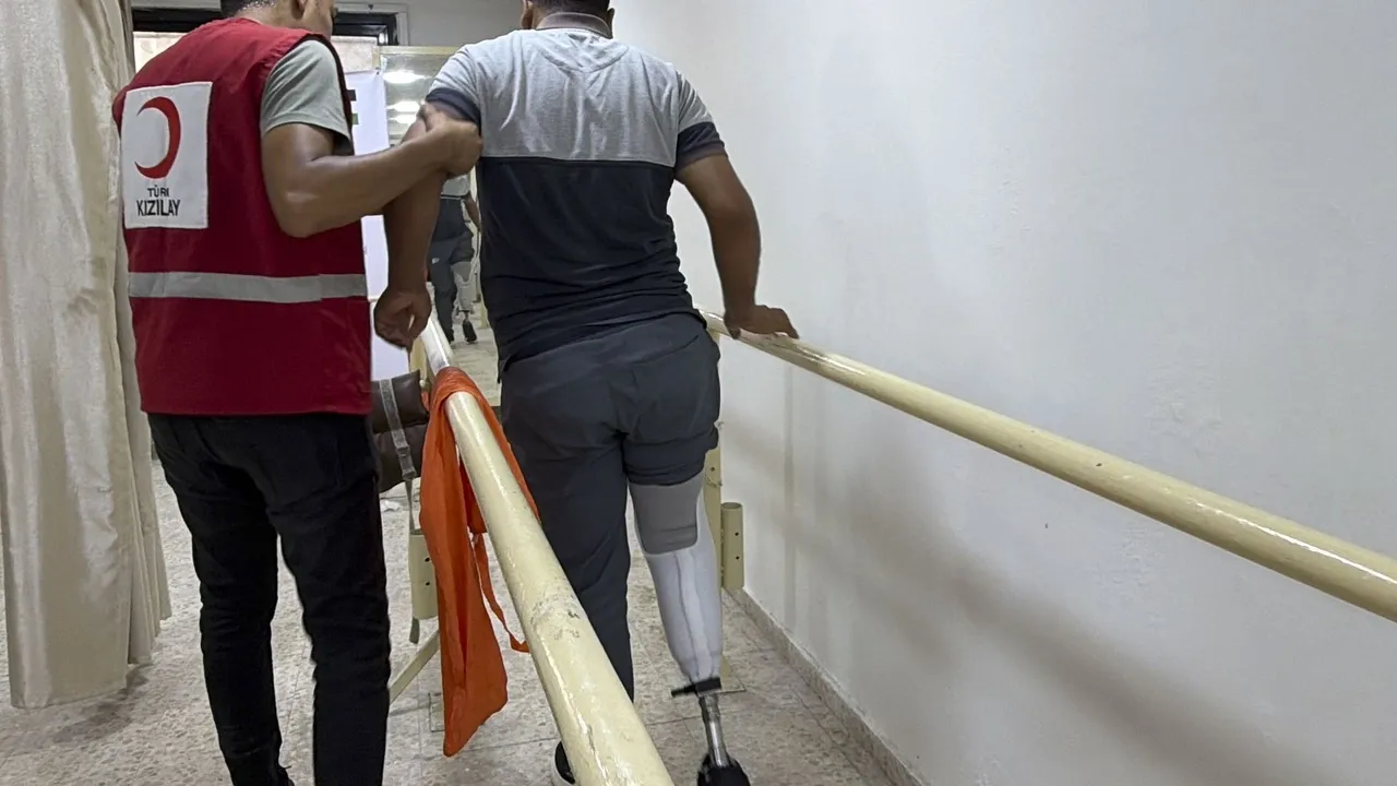 کمک هلال احمر ترکیه به بازیابی توان حرکتی مجروحان فلسطینی در غزه