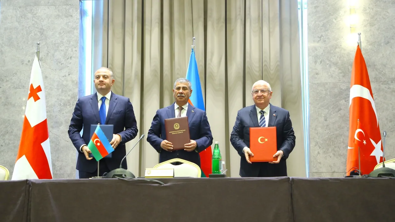 نشست سهجانبه وزیران دفاع ترکیه، آذربایجان و گرجستان در شوشا برگزار شد