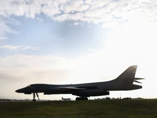 Estados Unidos retiram toda a frota de bombardeiros estratégicos B-1 da base no Reino Unido após alerta de terrorismo