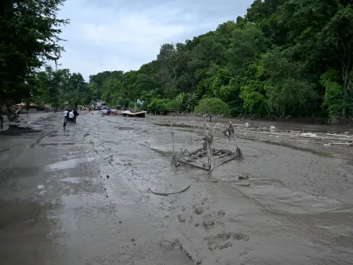 Непалдағы су тасқыны: 5 мыңнан астам адам әлі табылған жоқ