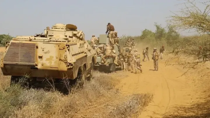 الجيش اليمني يعلن استعادة 3 جبال ومقتل 100 حوثي في تعز.. وإصابات جراء استهداف مطاري نجران وجازان