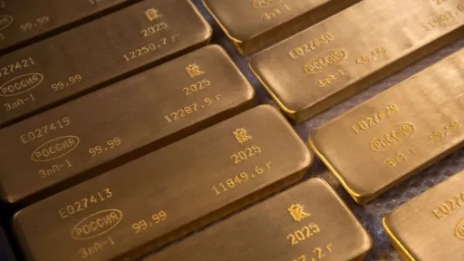 النفط يرتفع بدعم التوترات الجيوسياسية.. والذهب يتراجع واليورو في أدنى مستوى