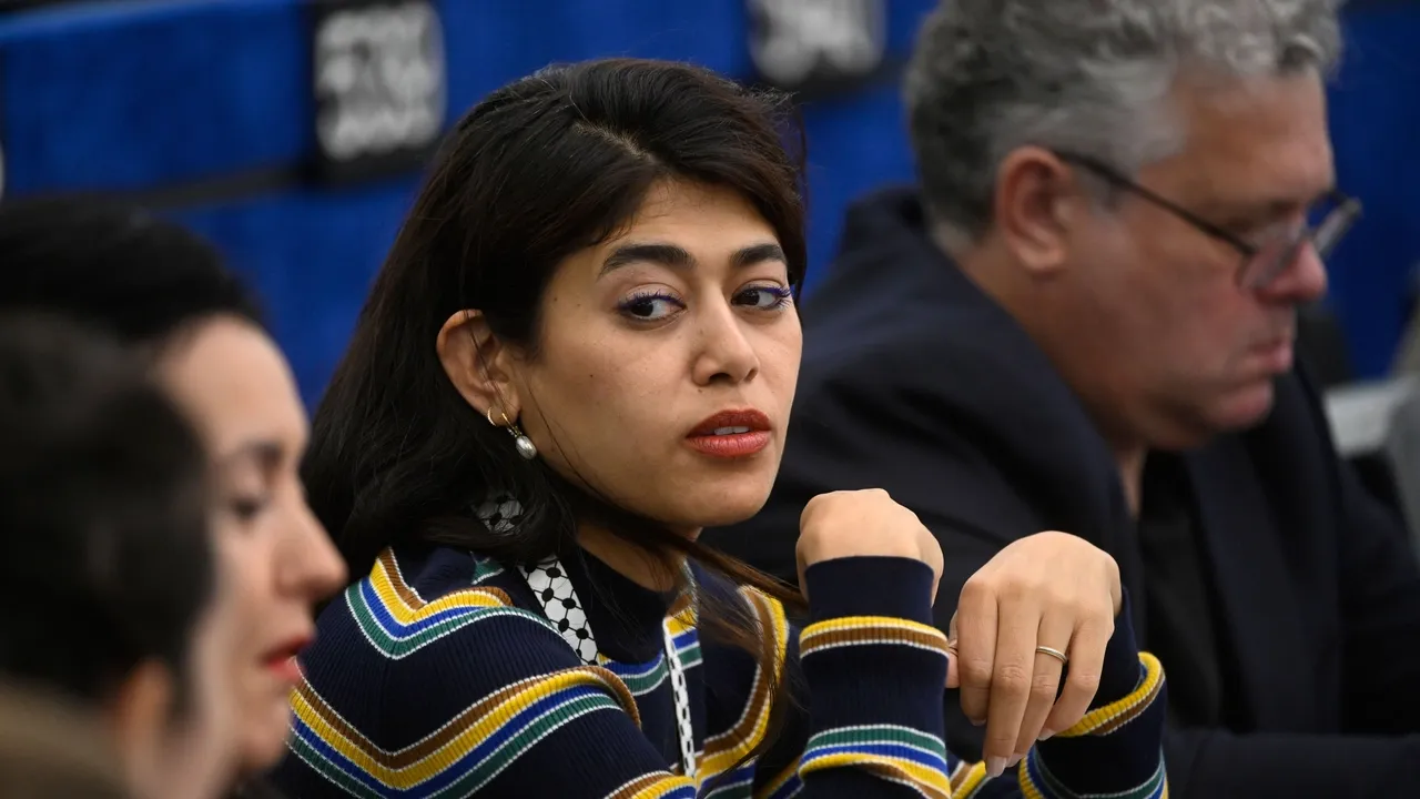 Eurodeputada francesa Rima Hassan retira a bandeira israelita em protesto no Parlamento Europeu